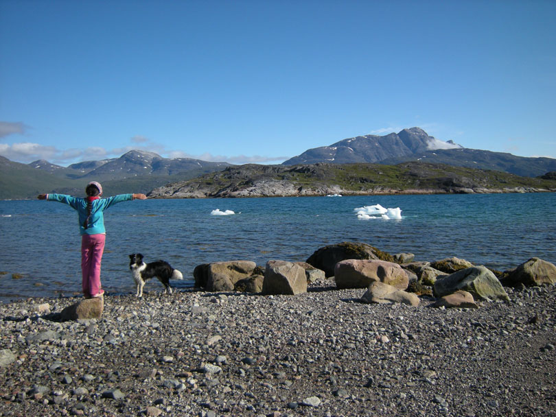 Ipiutaq guest farm, rocky beaches on the fjord side