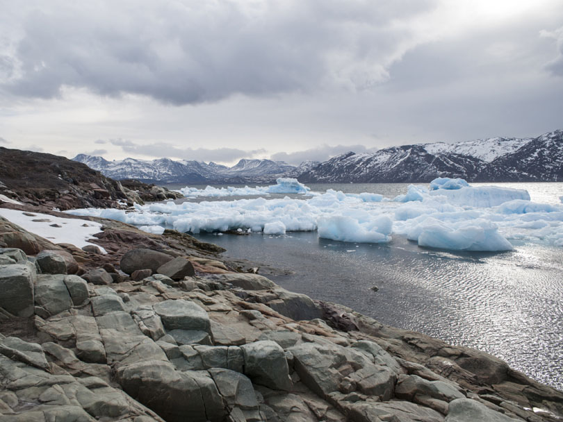 Ipiutaq guest farm, rocky beaches on the fjord side