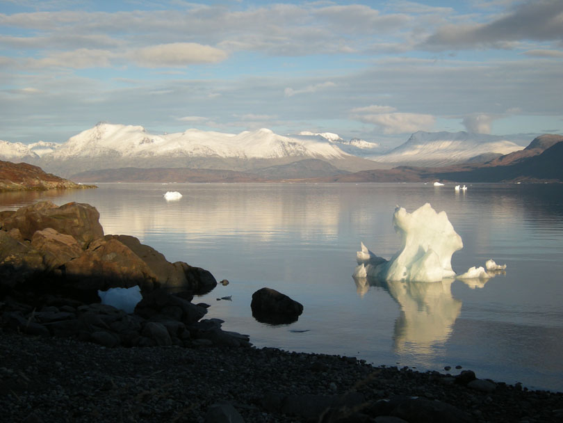 Ipiutaq guest farm, magnificent fjord with snow-covered mountain peaks