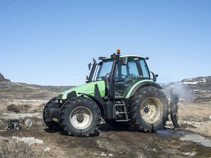 Ipiutaq guest farm, tractor Deutz-Fahr Agrotron 120