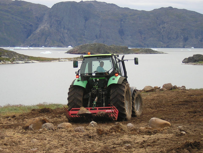 Ipiutaq guest farm, tractor and multigrab bucket