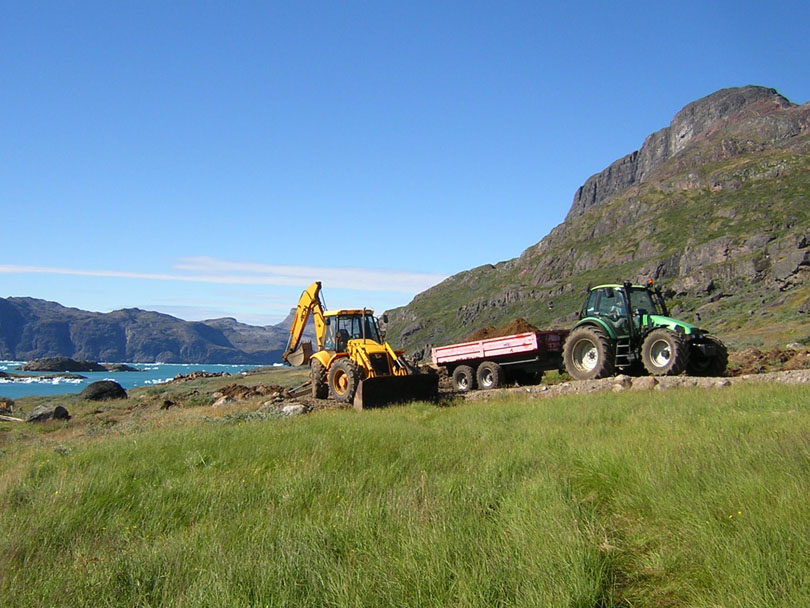 Ipiutaq guest farm, backloader and tractor with tipper trailer