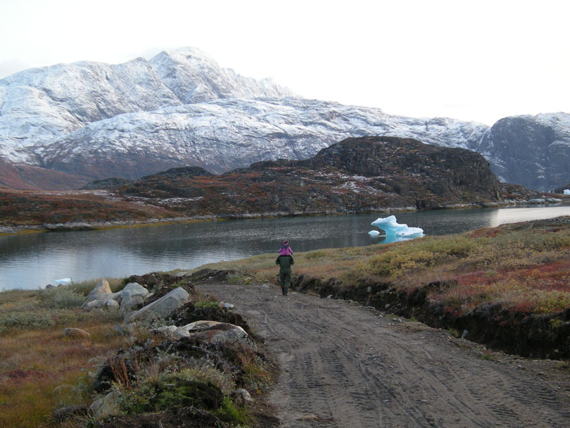 Ipiutaq guest farm, dirt road to the fjord