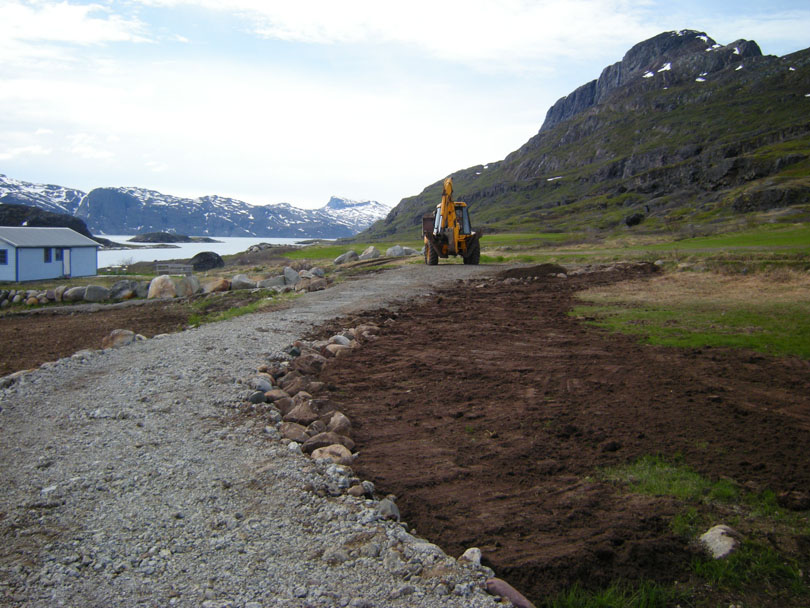 Ipiutaq guest farm, dirt road between houses