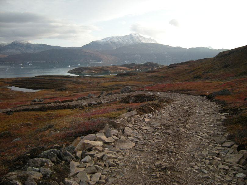 Ipiutaq guest farm, dirt road from Ilua valley